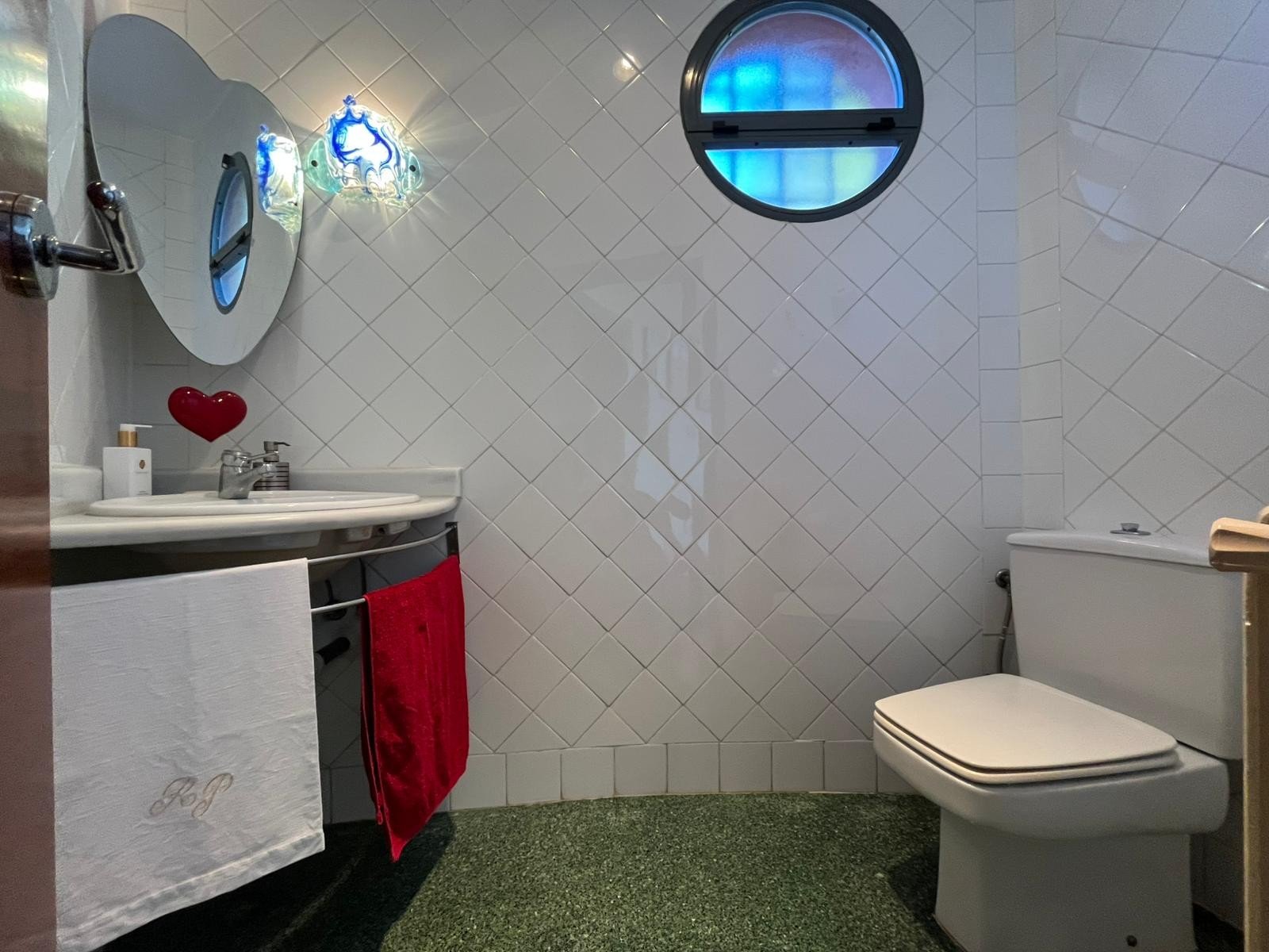 This Four Bedroom South Facing Detached Villa in Dehesa de Campoamor, is located just a five minute drive from supermarkets and only a two minute dr
