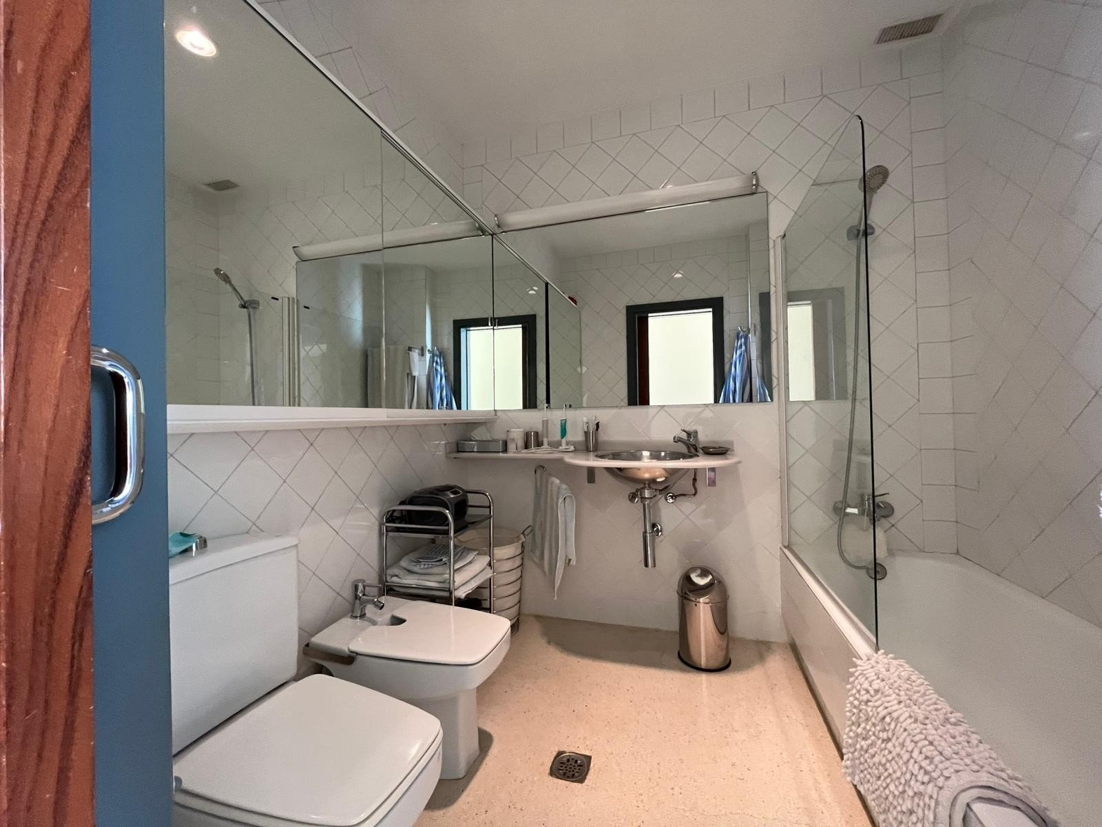 This Four Bedroom South Facing Detached Villa in Dehesa de Campoamor, is located just a five minute drive from supermarkets and only a two minute dr