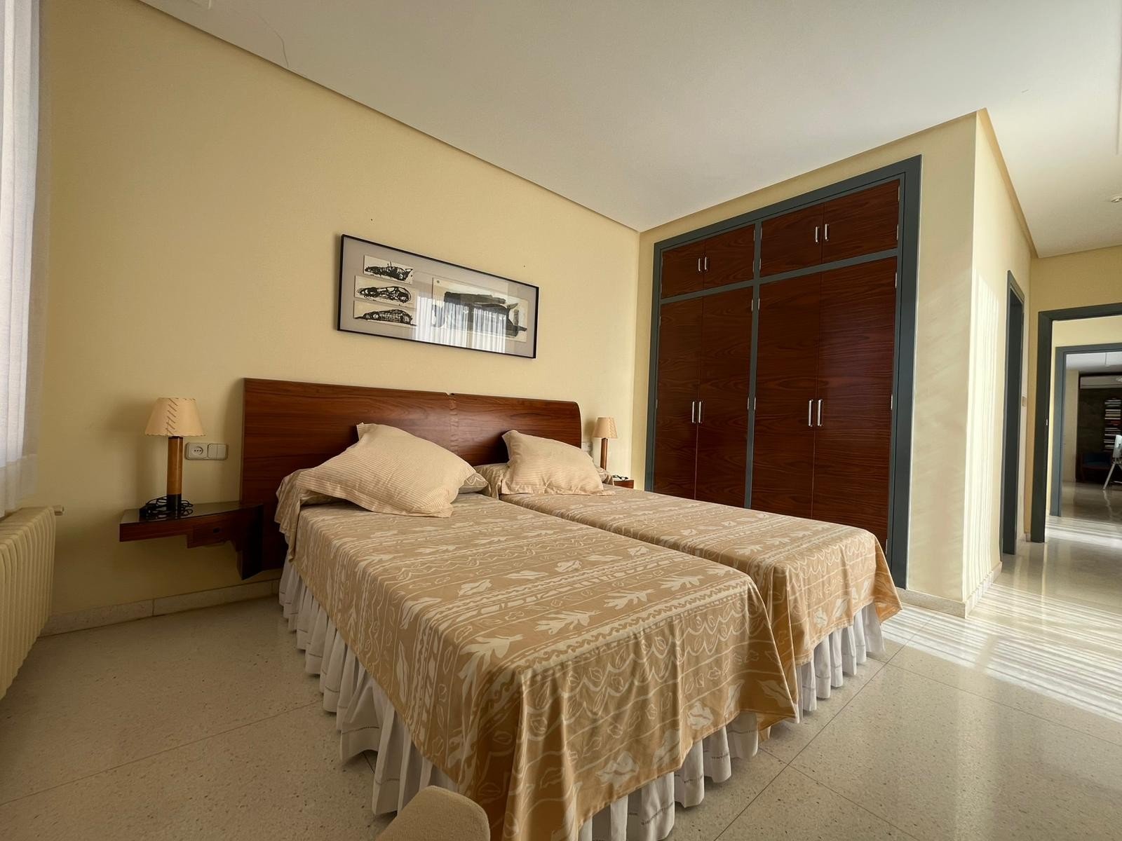 This Four Bedroom South Facing Detached Villa in Dehesa de Campoamor, is located just a five minute drive from supermarkets and only a two minute dr