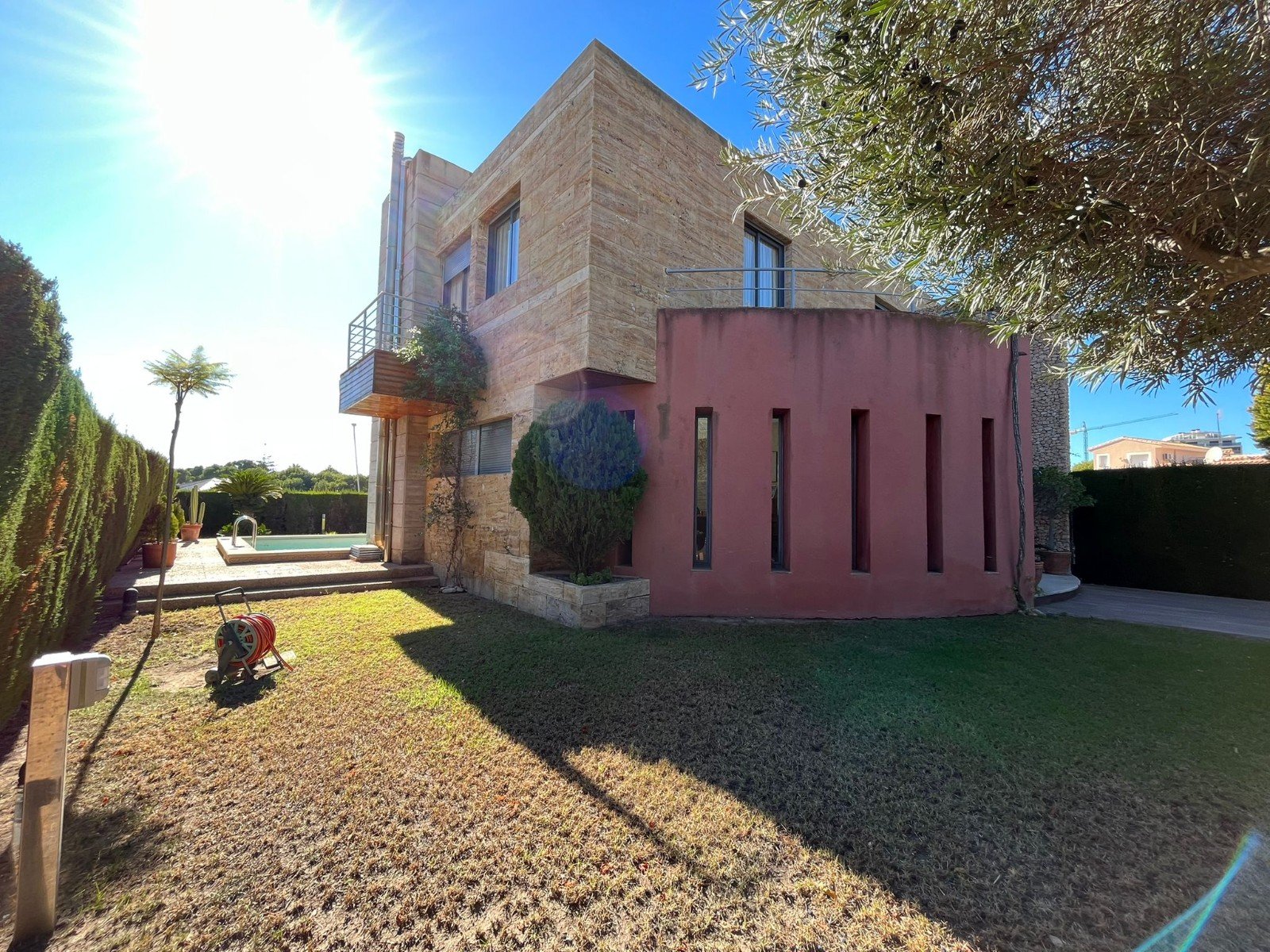 This Four Bedroom South Facing Detached Villa in Dehesa de Campoamor, is located just a five minute drive from supermarkets and only a two minute dr