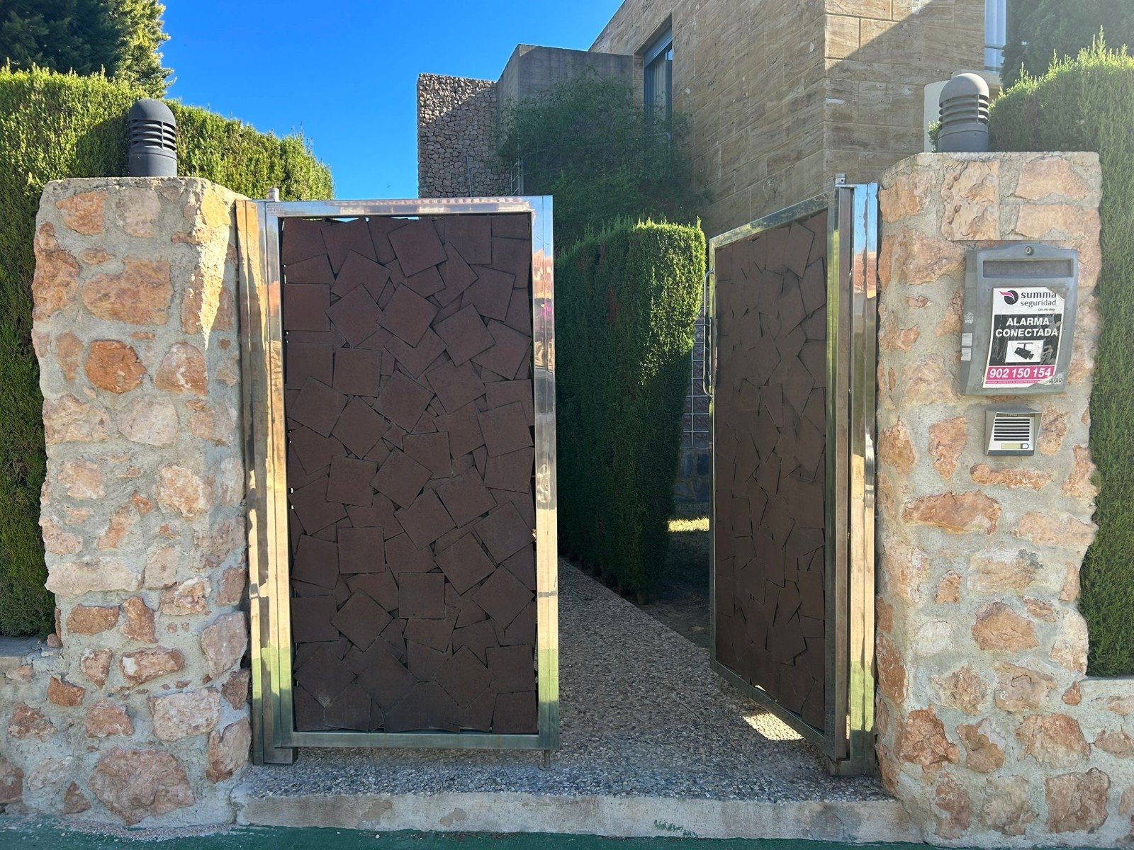 This Four Bedroom South Facing Detached Villa in Dehesa de Campoamor, is located just a five minute drive from supermarkets and only a two minute dr