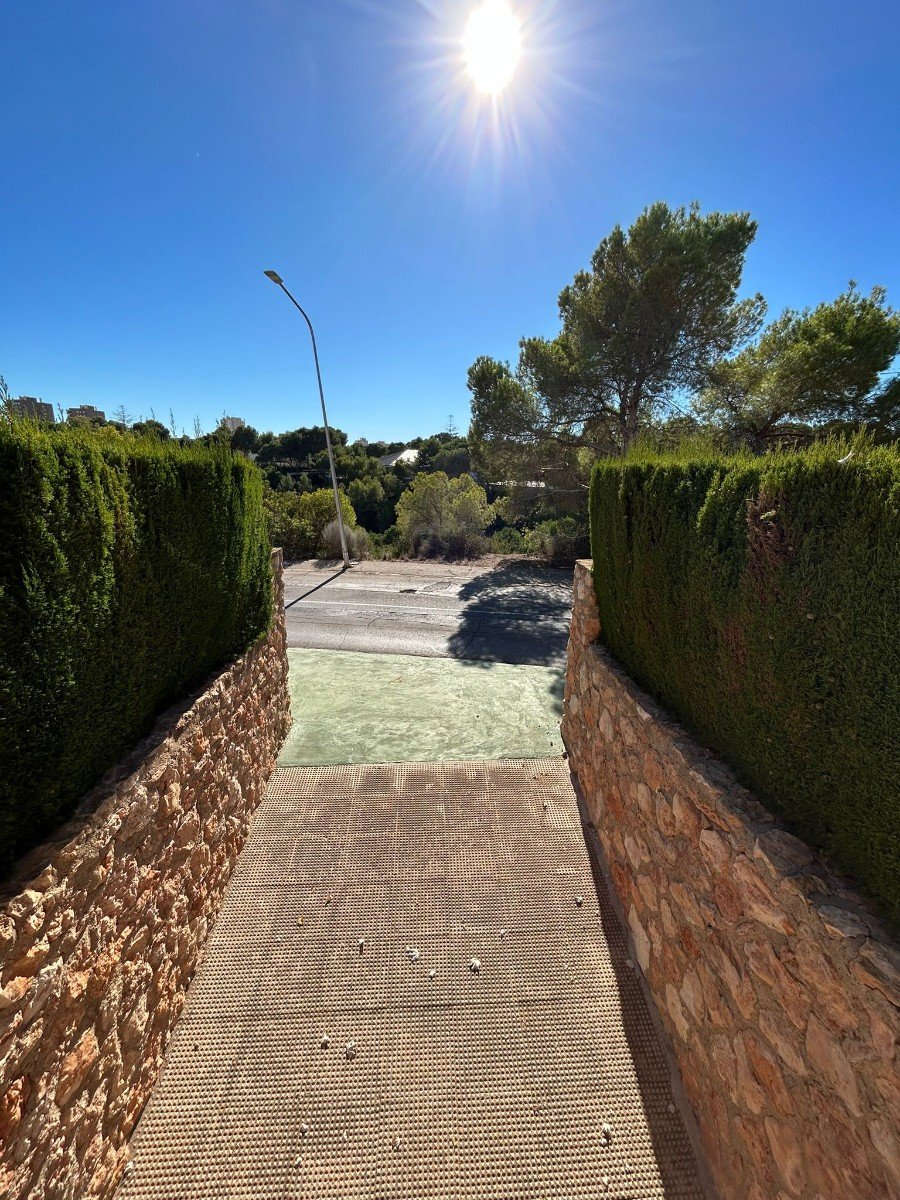This Four Bedroom South Facing Detached Villa in Dehesa de Campoamor, is located just a five minute drive from supermarkets and only a two minute dr
