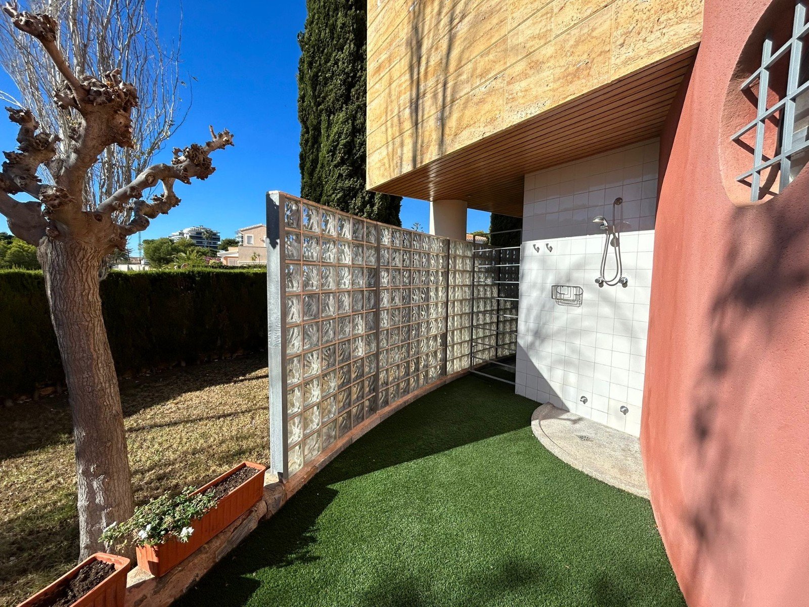 This Four Bedroom South Facing Detached Villa in Dehesa de Campoamor, is located just a five minute drive from supermarkets and only a two minute dr