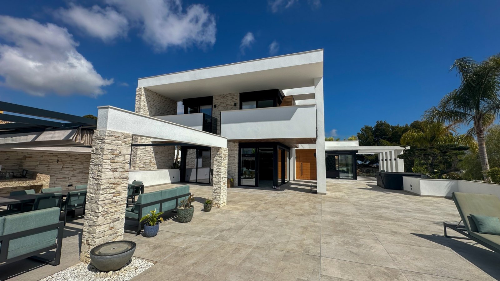 Gelegen in einer der privilegiertesten Lagen von Villamartín ist diese außergewöhnliche Designer-Villa ein Ausdruck purer Raffinesse – ein Ort, an de