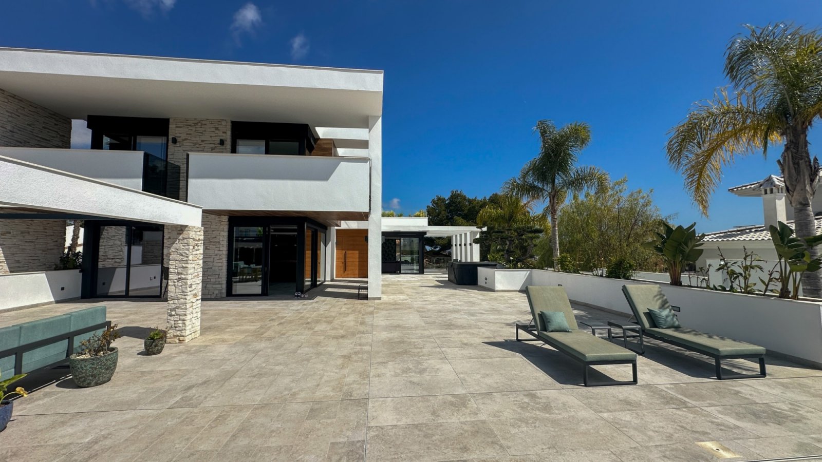 Gelegen in einer der privilegiertesten Lagen von Villamartín ist diese außergewöhnliche Designer-Villa ein Ausdruck purer Raffinesse – ein Ort, an de