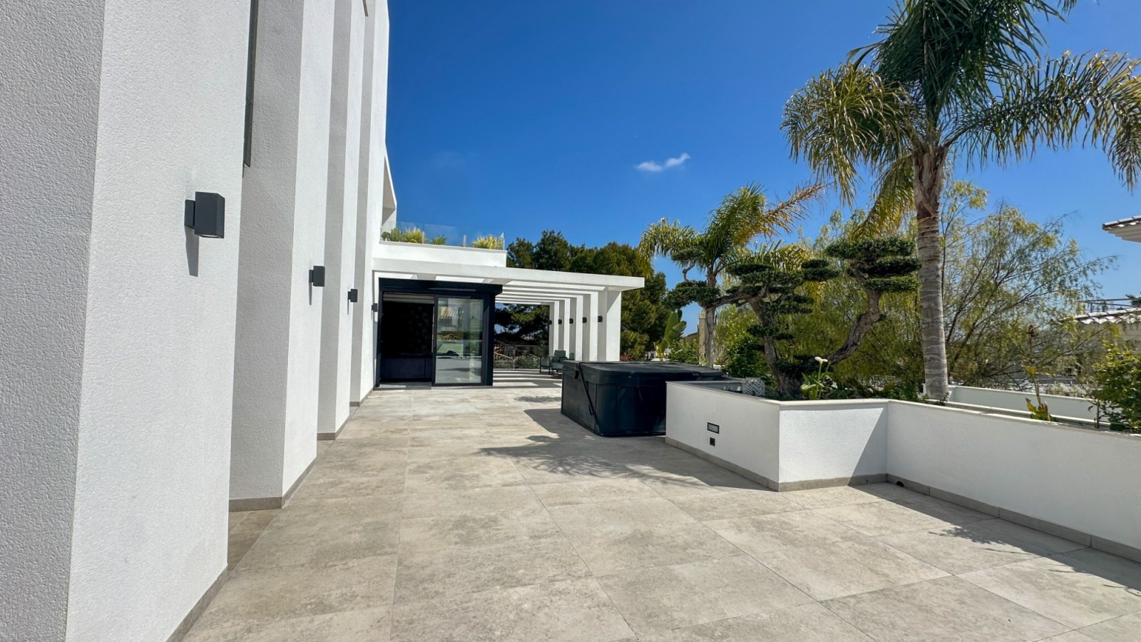 Gelegen in einer der privilegiertesten Lagen von Villamartín ist diese außergewöhnliche Designer-Villa ein Ausdruck purer Raffinesse – ein Ort, an de