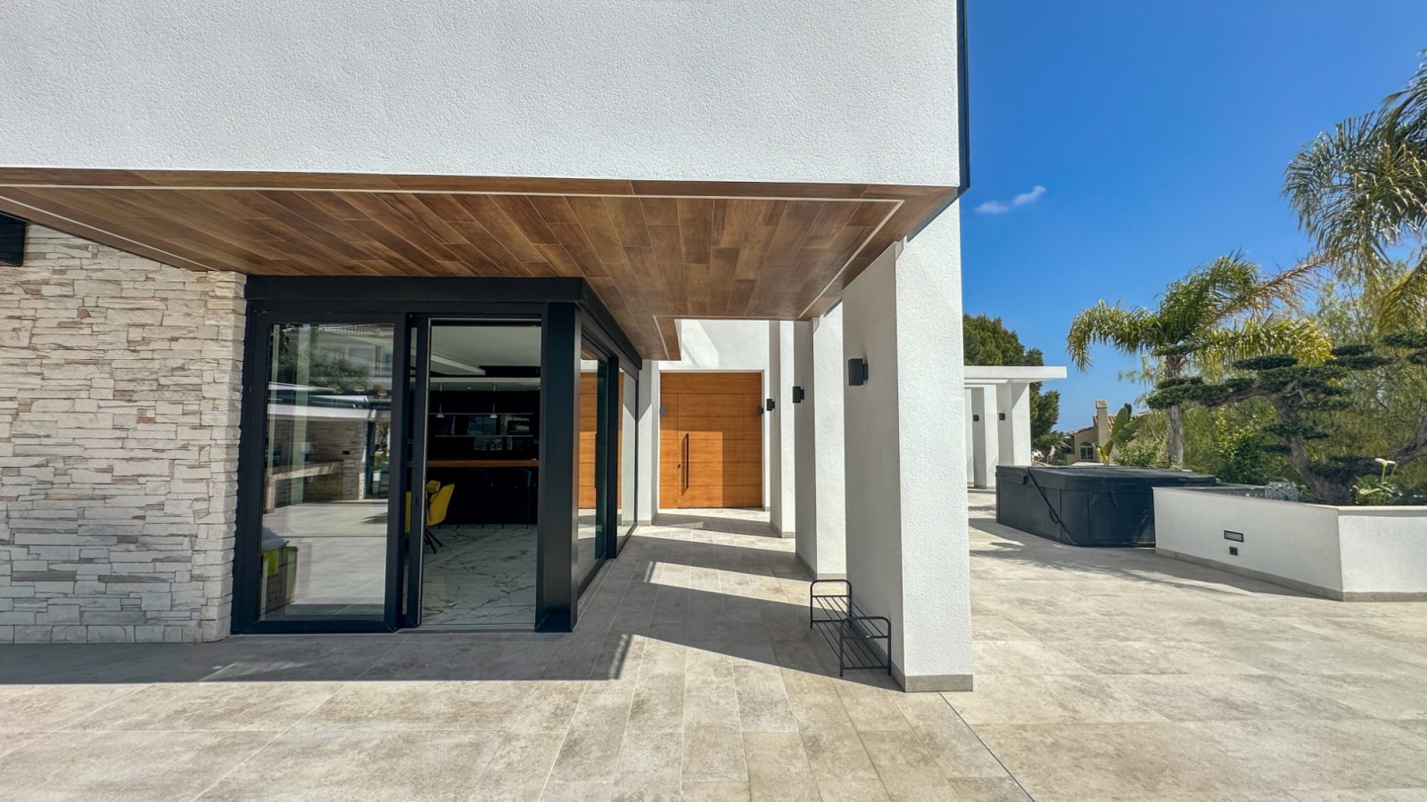 Gelegen in einer der privilegiertesten Lagen von Villamartín ist diese außergewöhnliche Designer-Villa ein Ausdruck purer Raffinesse – ein Ort, an de