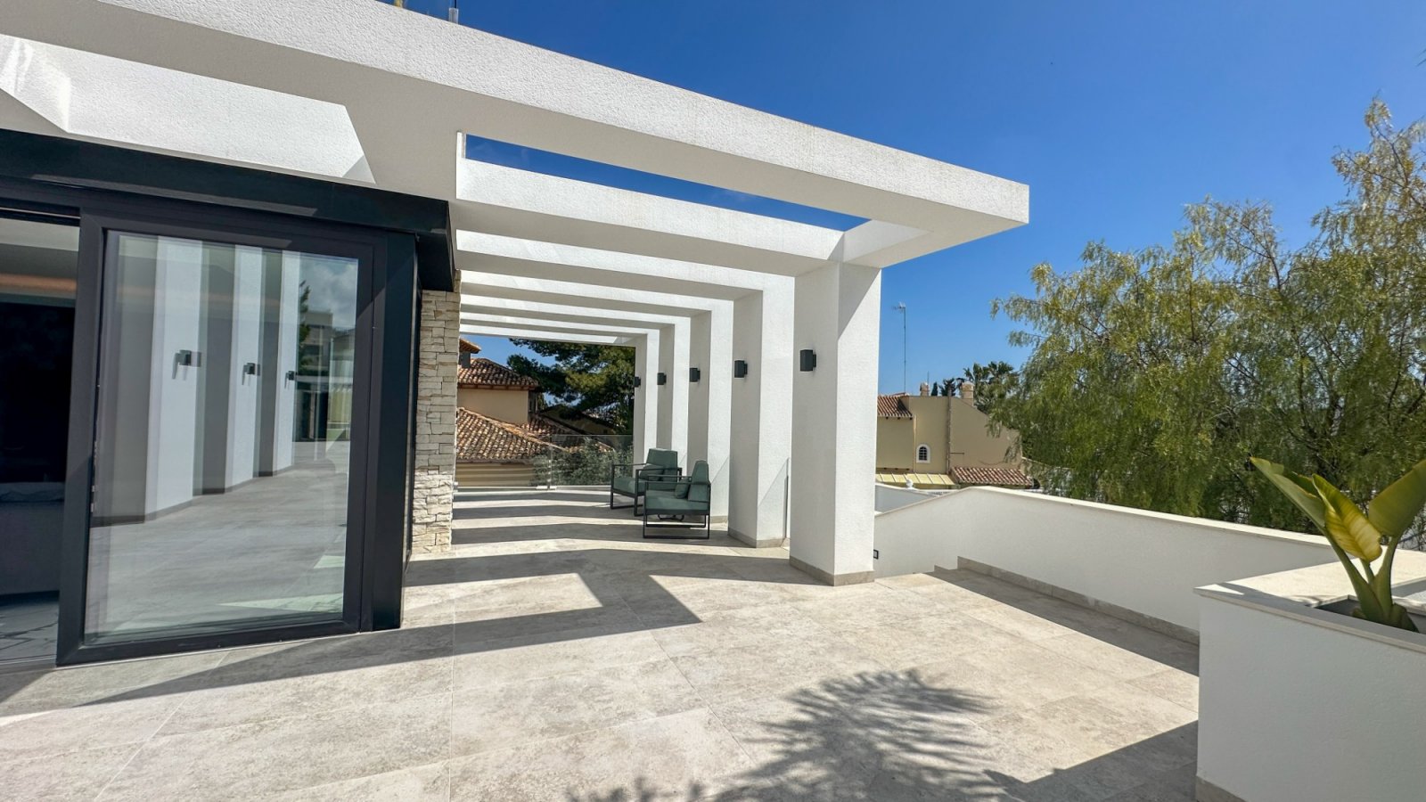 Gelegen in einer der privilegiertesten Lagen von Villamartín ist diese außergewöhnliche Designer-Villa ein Ausdruck purer Raffinesse – ein Ort, an de