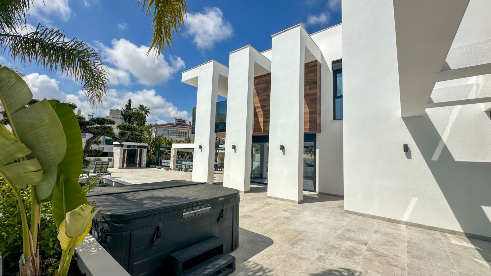 Gelegen in einer der privilegiertesten Lagen von Villamartín ist diese außergewöhnliche Designer-Villa ein Ausdruck purer Raffinesse – ein Ort, an de