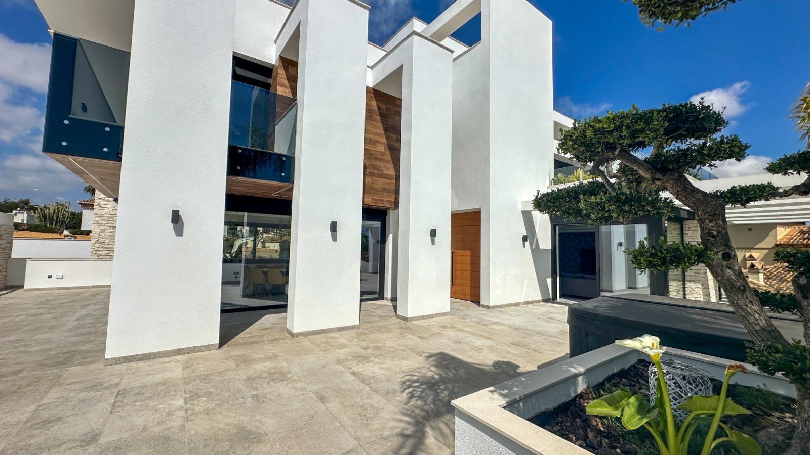 Gelegen in einer der privilegiertesten Lagen von Villamartín ist diese außergewöhnliche Designer-Villa ein Ausdruck purer Raffinesse – ein Ort, an de