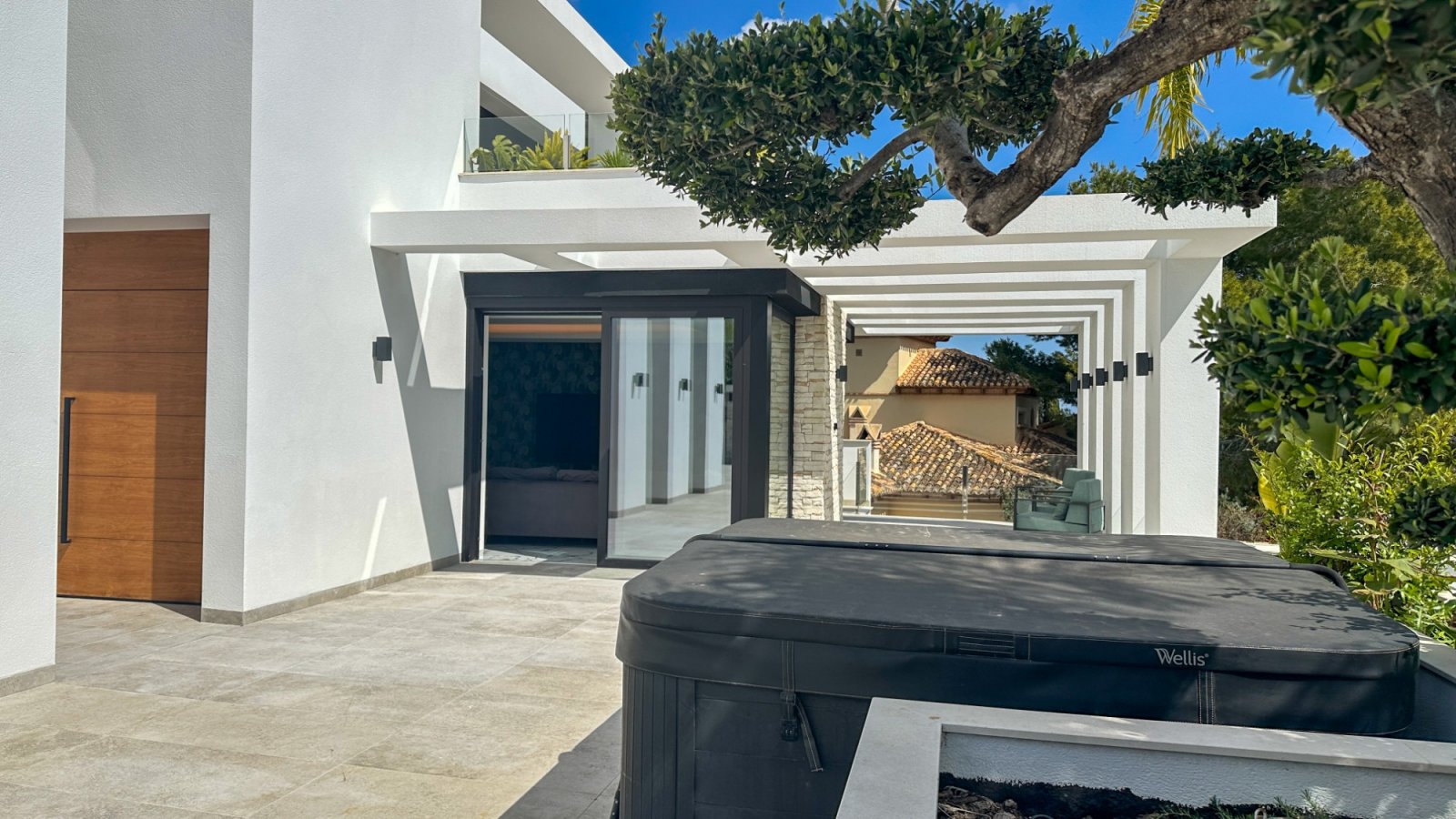 Gelegen in einer der privilegiertesten Lagen von Villamartín ist diese außergewöhnliche Designer-Villa ein Ausdruck purer Raffinesse – ein Ort, an de