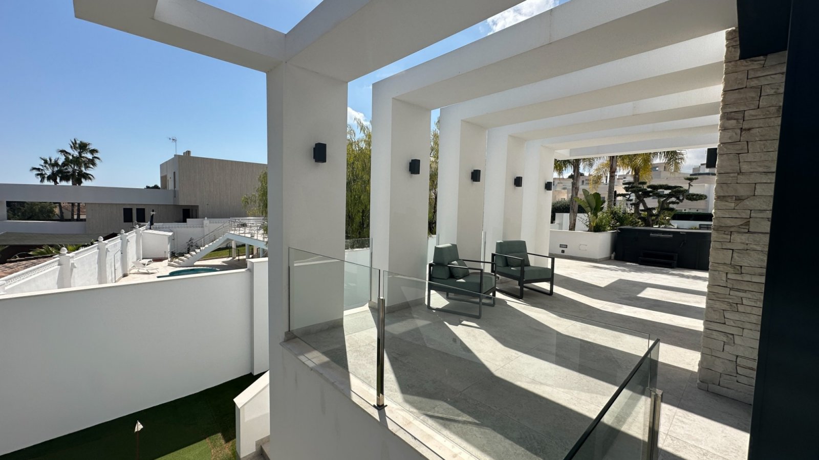 Gelegen in einer der privilegiertesten Lagen von Villamartín ist diese außergewöhnliche Designer-Villa ein Ausdruck purer Raffinesse – ein Ort, an de