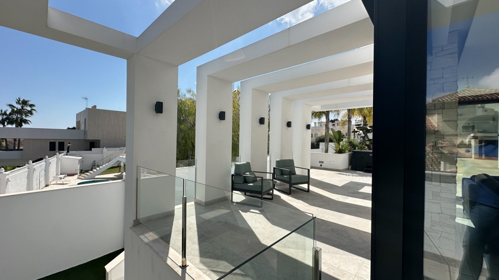 Gelegen in einer der privilegiertesten Lagen von Villamartín ist diese außergewöhnliche Designer-Villa ein Ausdruck purer Raffinesse – ein Ort, an de