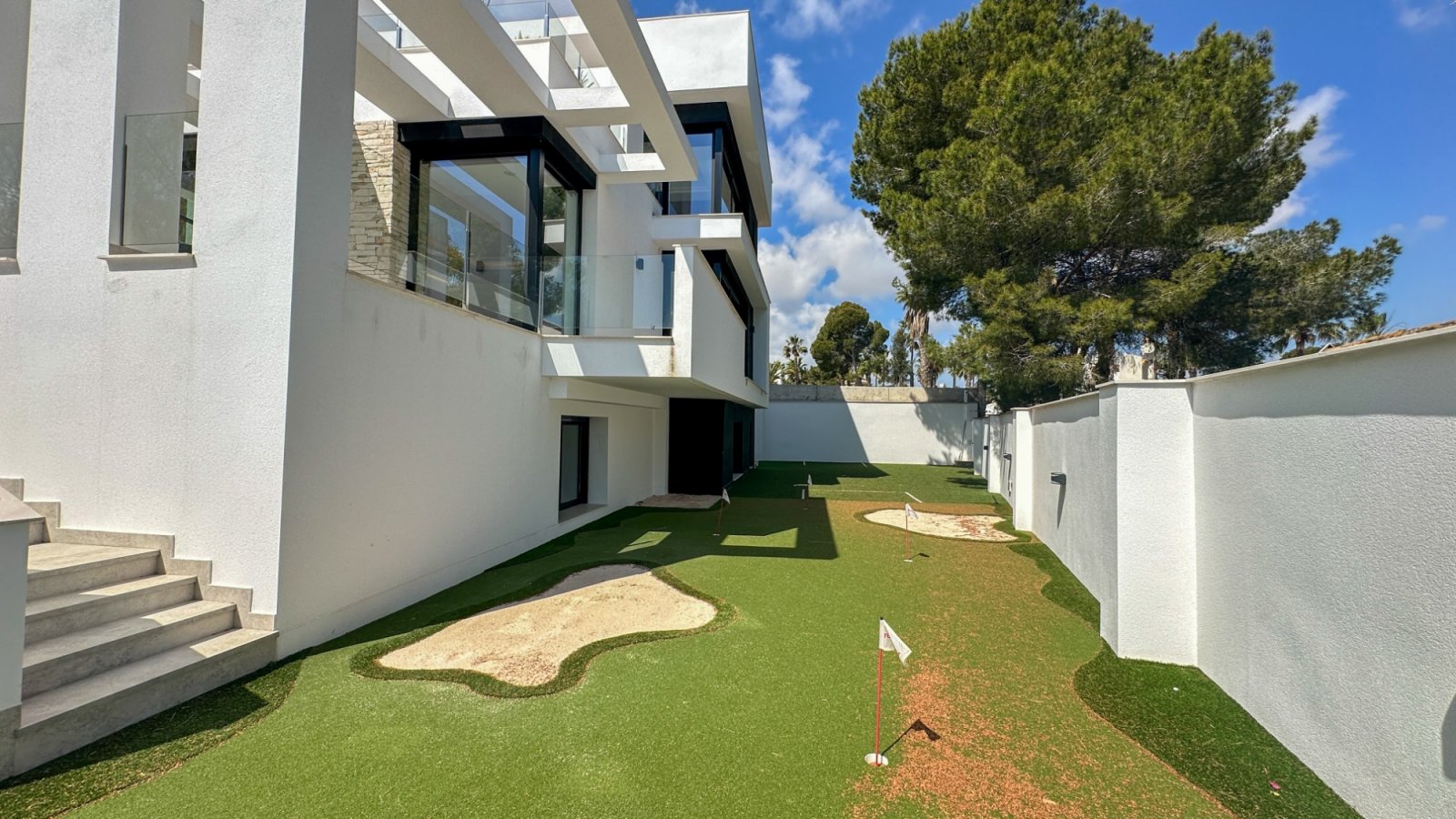 Gelegen in einer der privilegiertesten Lagen von Villamartín ist diese außergewöhnliche Designer-Villa ein Ausdruck purer Raffinesse – ein Ort, an de