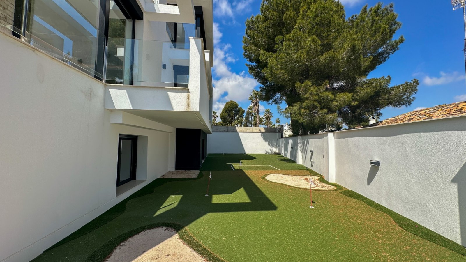 Gelegen in einer der privilegiertesten Lagen von Villamartín ist diese außergewöhnliche Designer-Villa ein Ausdruck purer Raffinesse – ein Ort, an de