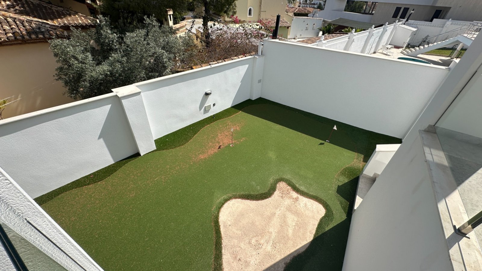 Gelegen in einer der privilegiertesten Lagen von Villamartín ist diese außergewöhnliche Designer-Villa ein Ausdruck purer Raffinesse – ein Ort, an de