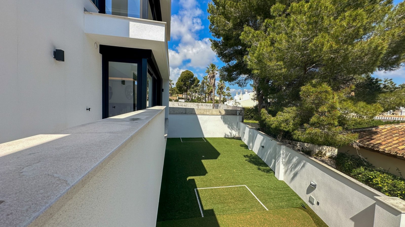 Gelegen in einer der privilegiertesten Lagen von Villamartín ist diese außergewöhnliche Designer-Villa ein Ausdruck purer Raffinesse – ein Ort, an de