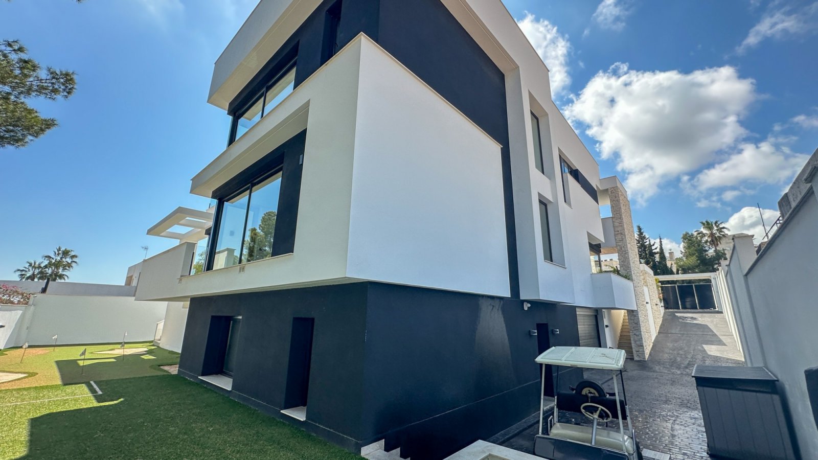 Gelegen in einer der privilegiertesten Lagen von Villamartín ist diese außergewöhnliche Designer-Villa ein Ausdruck purer Raffinesse – ein Ort, an de