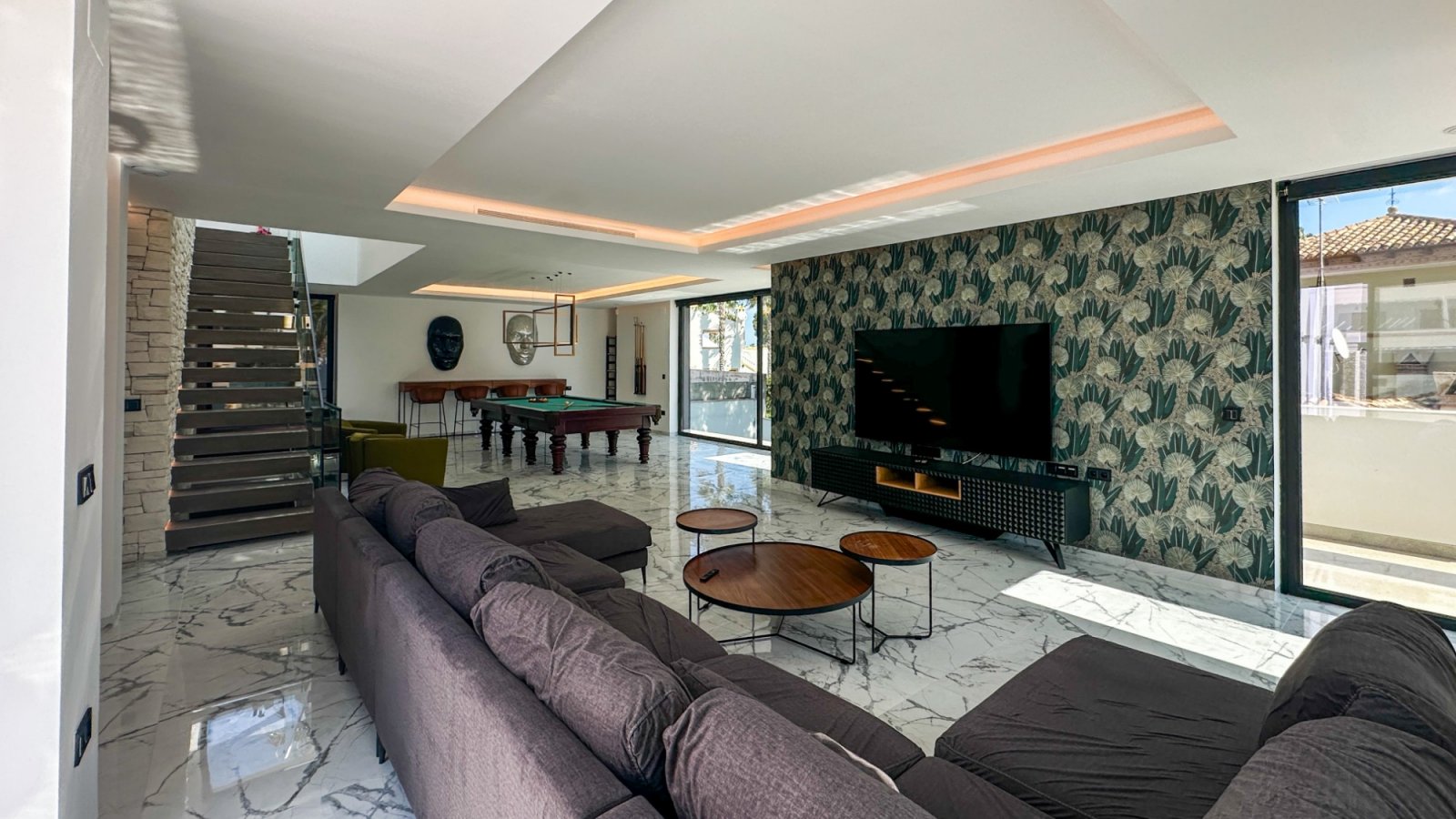 Gelegen in einer der privilegiertesten Lagen von Villamartín ist diese außergewöhnliche Designer-Villa ein Ausdruck purer Raffinesse – ein Ort, an de
