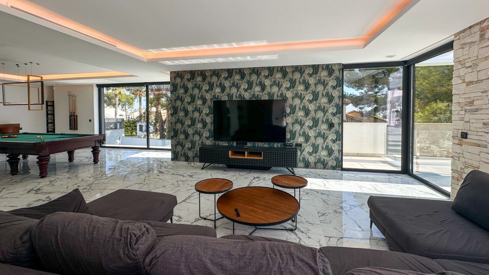 Gelegen in einer der privilegiertesten Lagen von Villamartín ist diese außergewöhnliche Designer-Villa ein Ausdruck purer Raffinesse – ein Ort, an de
