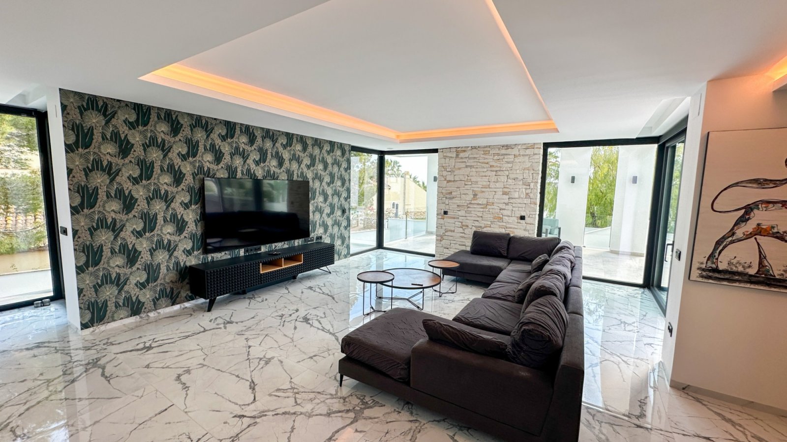 Gelegen in einer der privilegiertesten Lagen von Villamartín ist diese außergewöhnliche Designer-Villa ein Ausdruck purer Raffinesse – ein Ort, an de