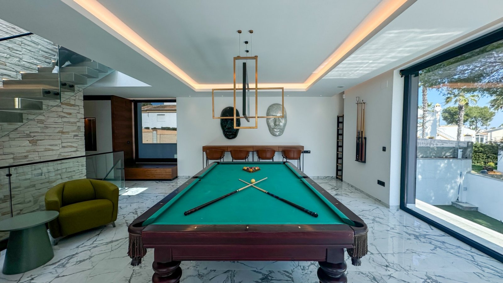 Gelegen in einer der privilegiertesten Lagen von Villamartín ist diese außergewöhnliche Designer-Villa ein Ausdruck purer Raffinesse – ein Ort, an de
