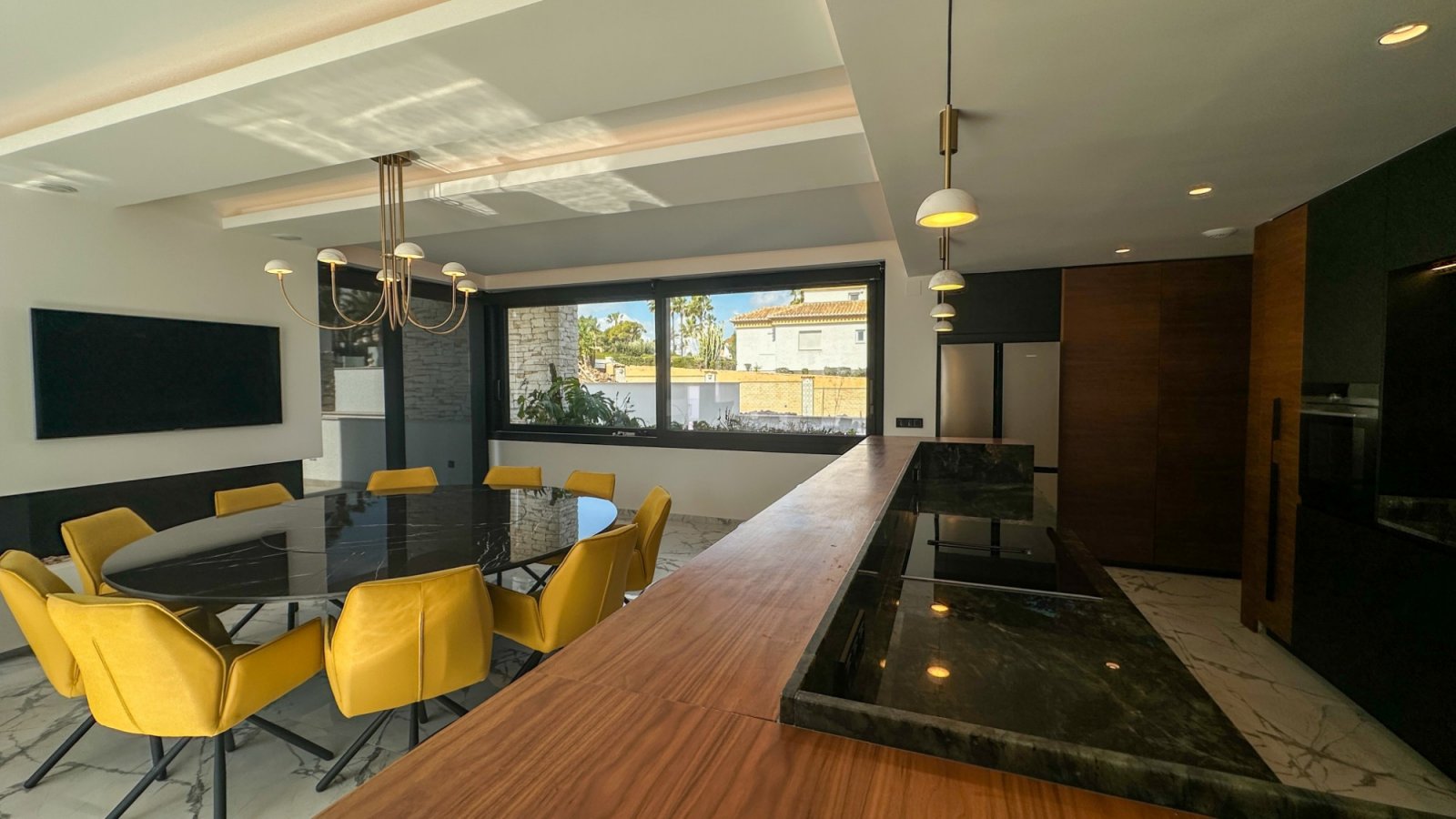 Gelegen in einer der privilegiertesten Lagen von Villamartín ist diese außergewöhnliche Designer-Villa ein Ausdruck purer Raffinesse – ein Ort, an de
