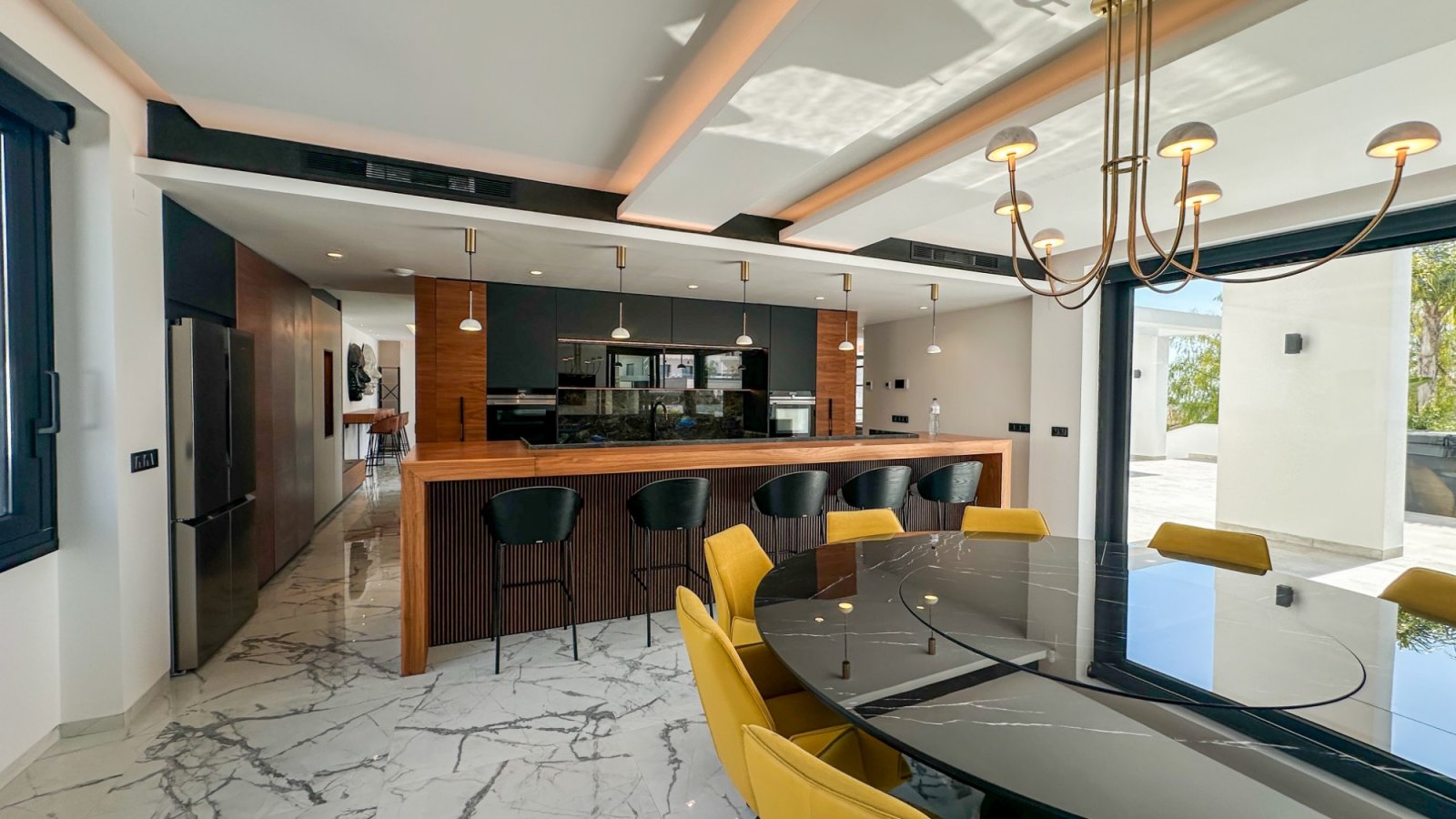 Gelegen in einer der privilegiertesten Lagen von Villamartín ist diese außergewöhnliche Designer-Villa ein Ausdruck purer Raffinesse – ein Ort, an de