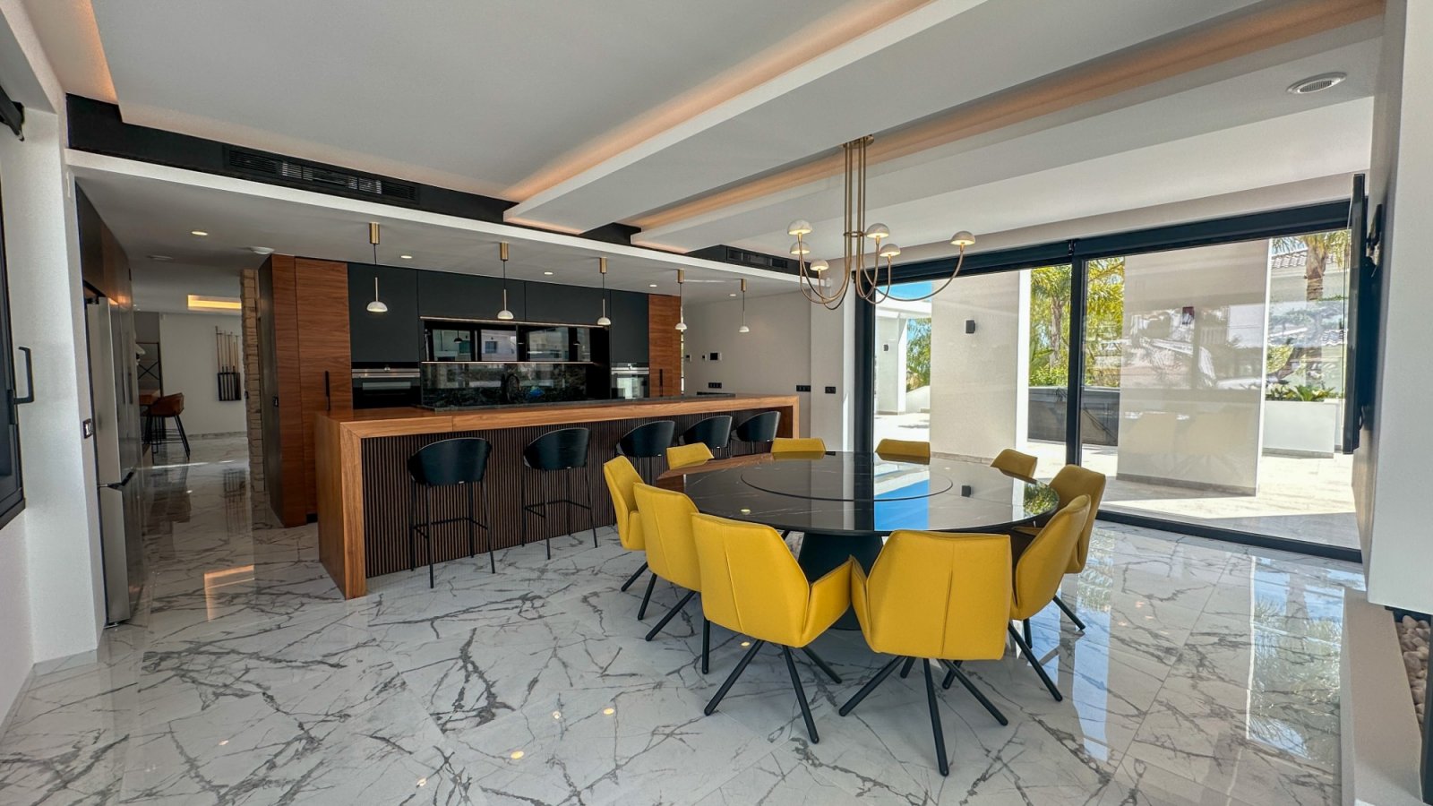 Gelegen in einer der privilegiertesten Lagen von Villamartín ist diese außergewöhnliche Designer-Villa ein Ausdruck purer Raffinesse – ein Ort, an de