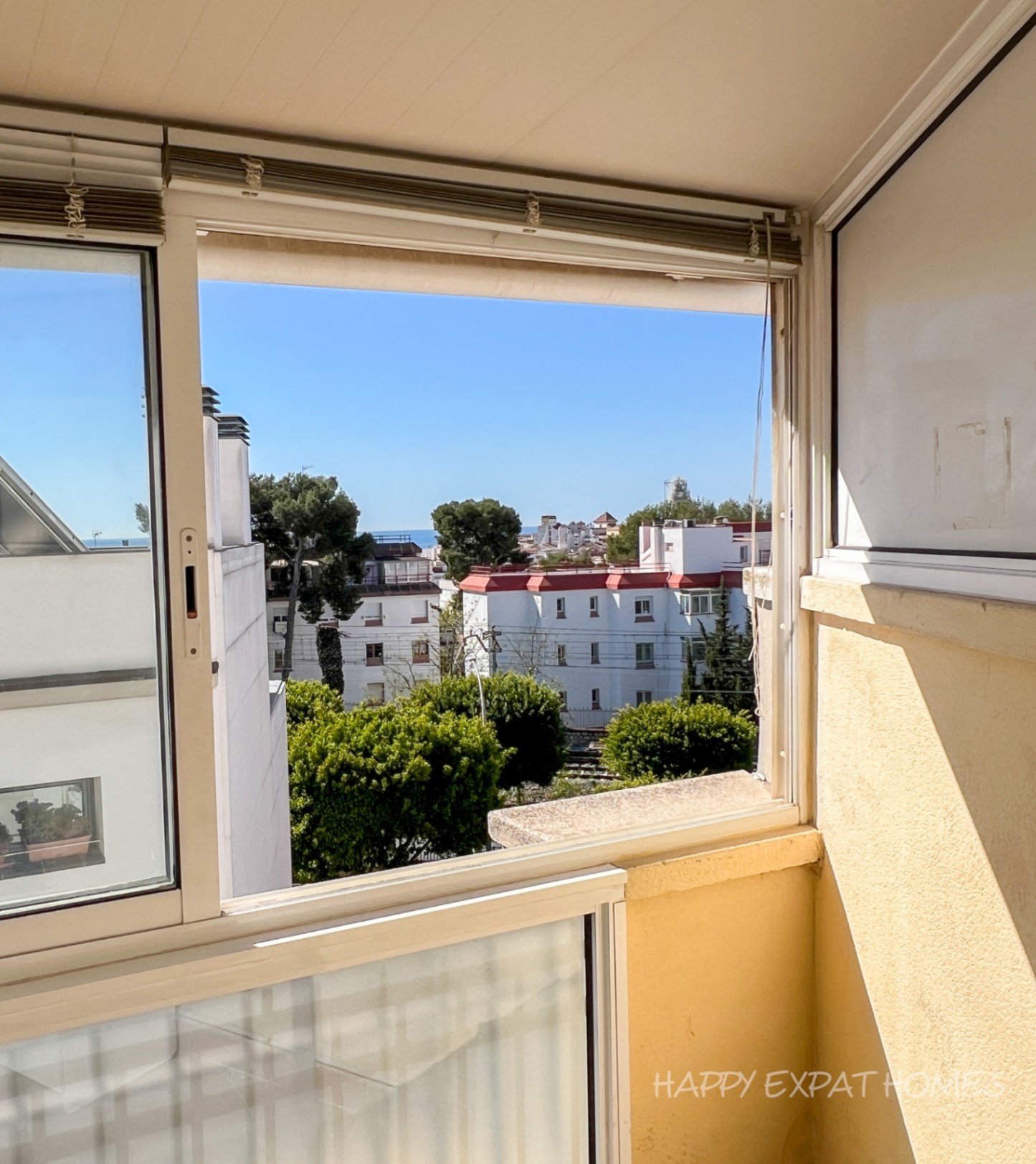 Helle 2-Zimmer-Wohnung mit großer TerrasseDiese charmante und sonnige Wohnung befindet sich nur 2 Gehminuten vom Bahnhof und der Innenstadt entfernt,