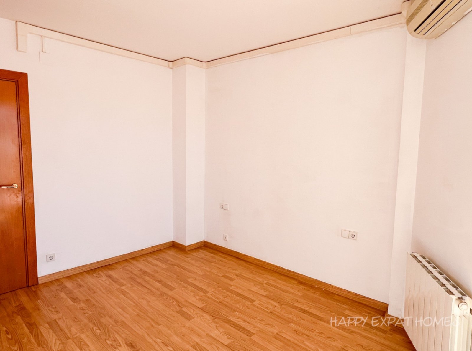 Helle 2-Zimmer-Wohnung mit großer TerrasseDiese charmante und sonnige Wohnung befindet sich nur 2 Gehminuten vom Bahnhof und der Innenstadt entfernt,