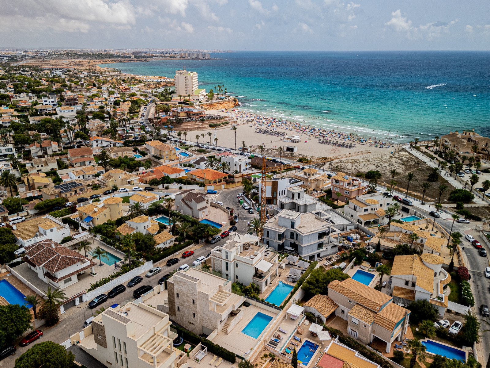 Diese moderne Strandvilla, erbaut im Jahr 2022, bietet exklusives Wohnen an der Küste – nur wenige Schritte vom Meer entfernt. Auf einem eingezäunten