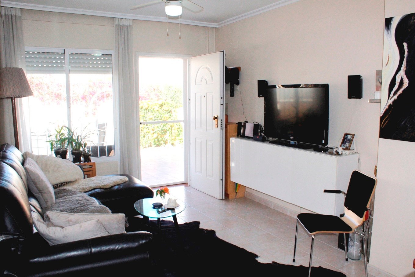  Dieses gepflegte Doppelhaus liegt in der begehrten Gegend der Costa Blanca Süd in Orihuela Costa und bietet eine hervorragende Gelegenheit, das medit