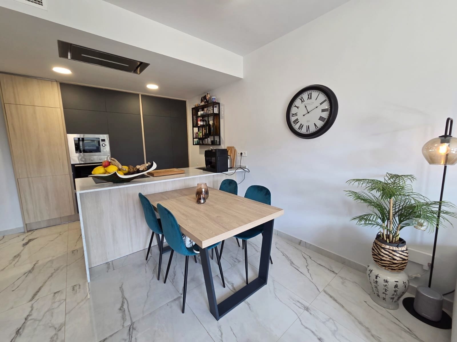 Luxuriöse Wohnung zum Verkauf im Resort Amanecer, im begehrten Viertel Los Altos an der Orihuela Costa. Die 2024 fertiggestellte, stilvolle