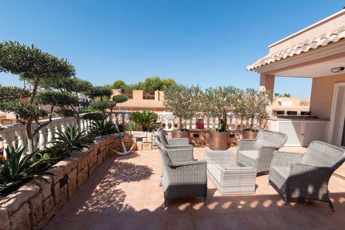 This South-East Facing, Three Bedroom, 2nd Floor Apartment in Los Dolses, Villamartin, is located in a desirable area of the Orihuela Costa, just a