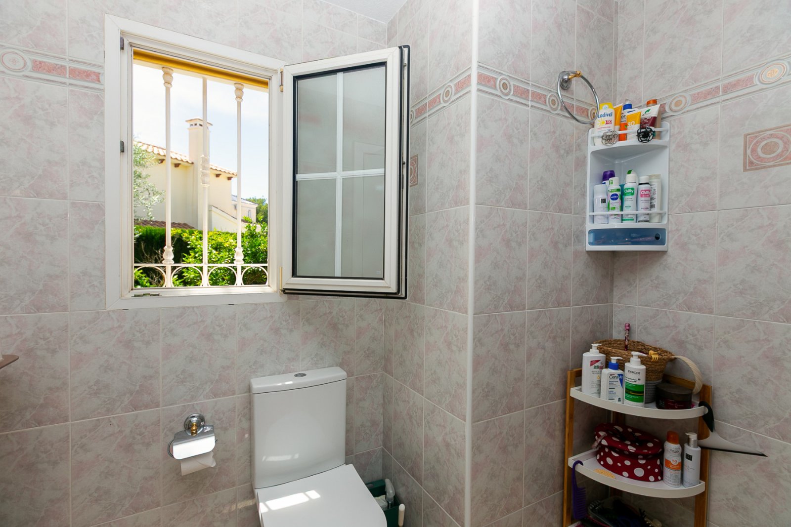  Wir präsentieren Ihnen diese wunderschöne freistehende Villa in der renommierten Urbanisation La Rioja in Villamartín, Orihuela Costa, einer der bege