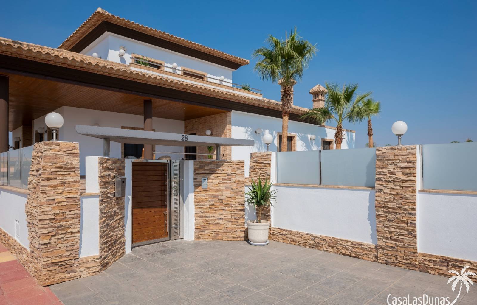 Suchen Sie Ruhe und gleichzeitig alle Annehmlichkeiten, um ein luxuriöses Leben zu führen? Dann ist diese Luxusvilla das Haus, von dem Sie schon imme