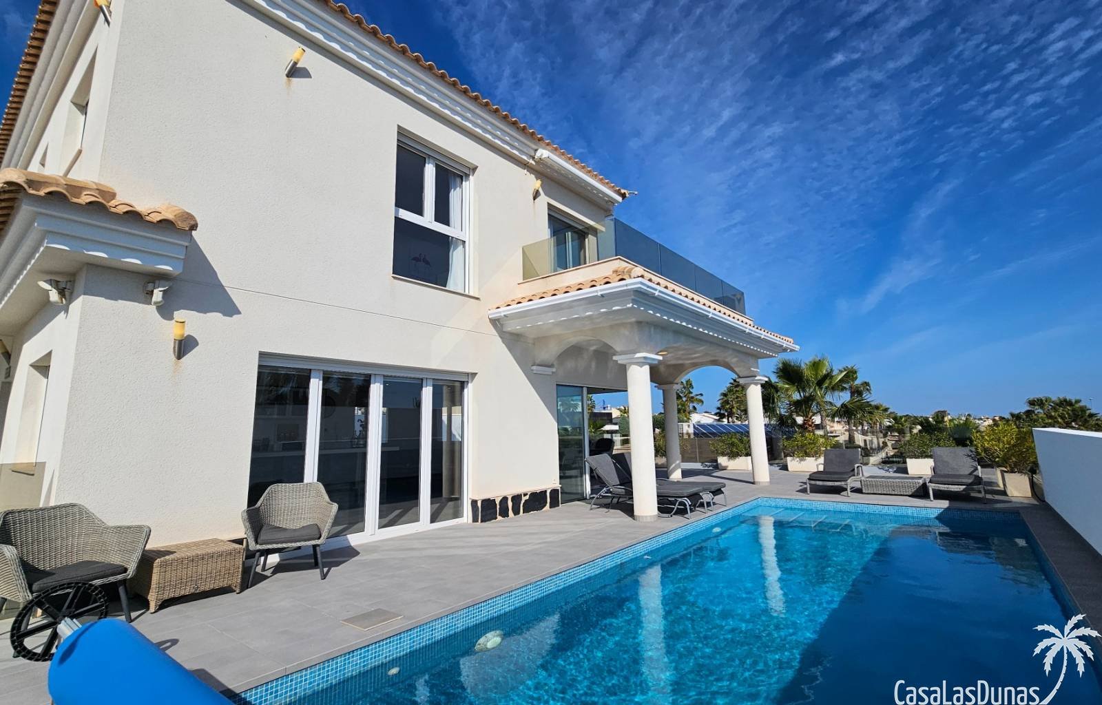 Die Villa Kiro ist ein luxuriöses Refugium im malerischen Dorf La Marina an der spanischen Costa. Diese prächtige Villa erstreckt sich über drei Etag