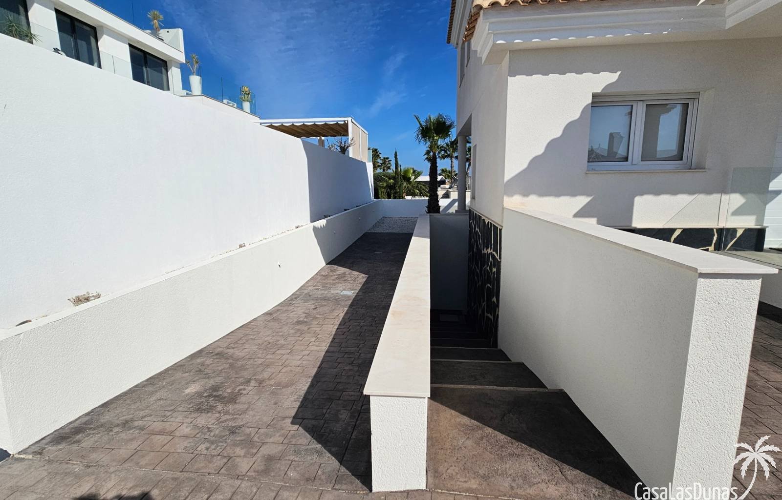 Die Villa Kiro ist ein luxuriöses Refugium im malerischen Dorf La Marina an der spanischen Costa. Diese prächtige Villa erstreckt sich über drei Etag