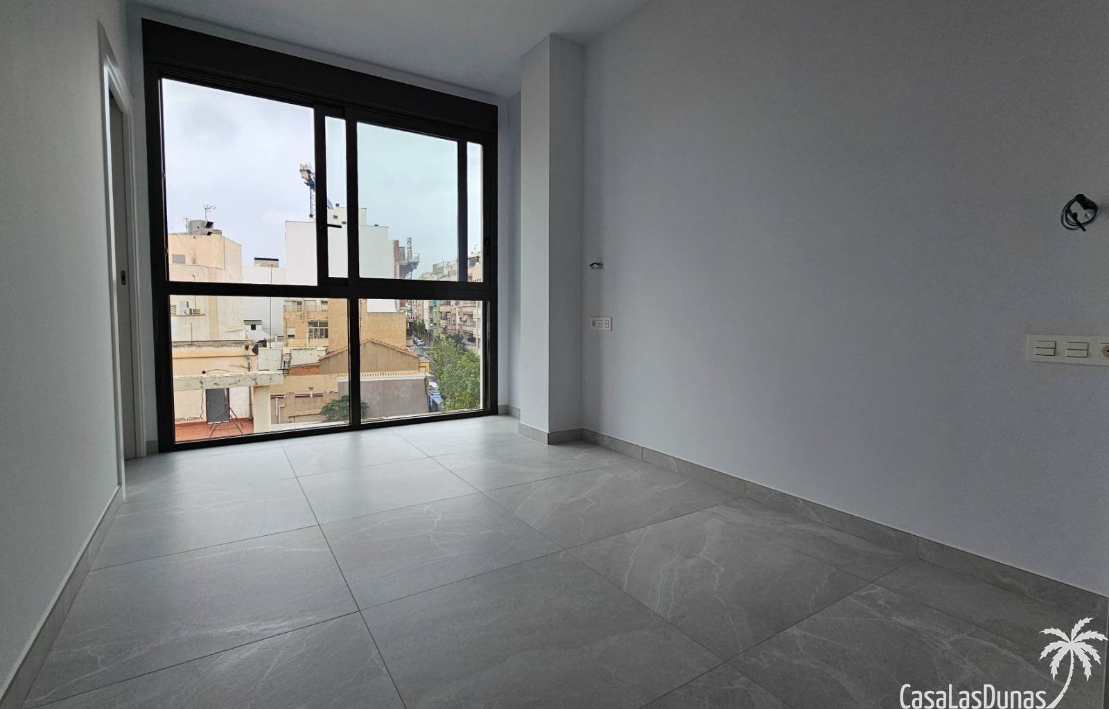  Diese wunderschöne Wohnung, nur wenige Gehminuten vom Sandstrand von Torrevieja entfernt, ist brandneu und wurde noch nie genutzt! Das Haus wurde im 