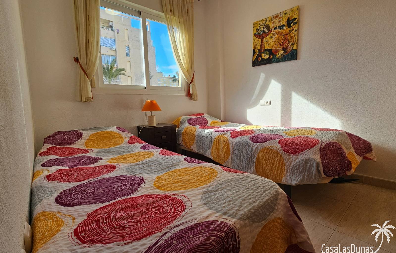  Nur wenige Schritte vom Strand und allen Annehmlichkeiten entfernt erwartet Sie dieses prächtige und geräumige Apartment mit sonniger Terrasse! Es ve