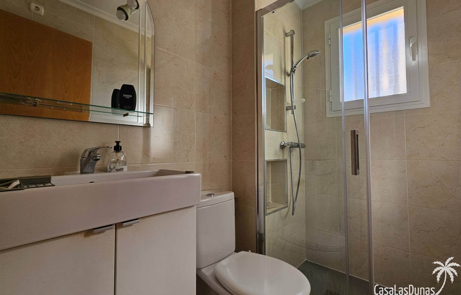  Nur wenige Schritte vom Strand und allen Annehmlichkeiten entfernt erwartet Sie dieses prächtige und geräumige Apartment mit sonniger Terrasse! Es ve