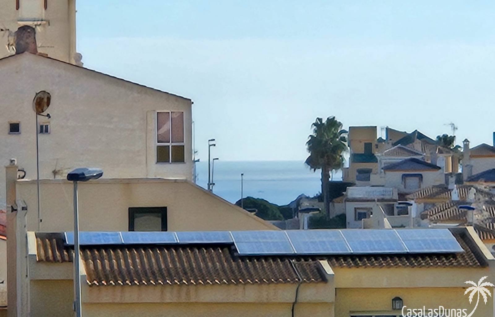  Nur wenige Schritte vom Strand und allen Annehmlichkeiten entfernt erwartet Sie dieses prächtige und geräumige Apartment mit sonniger Terrasse! Es ve
