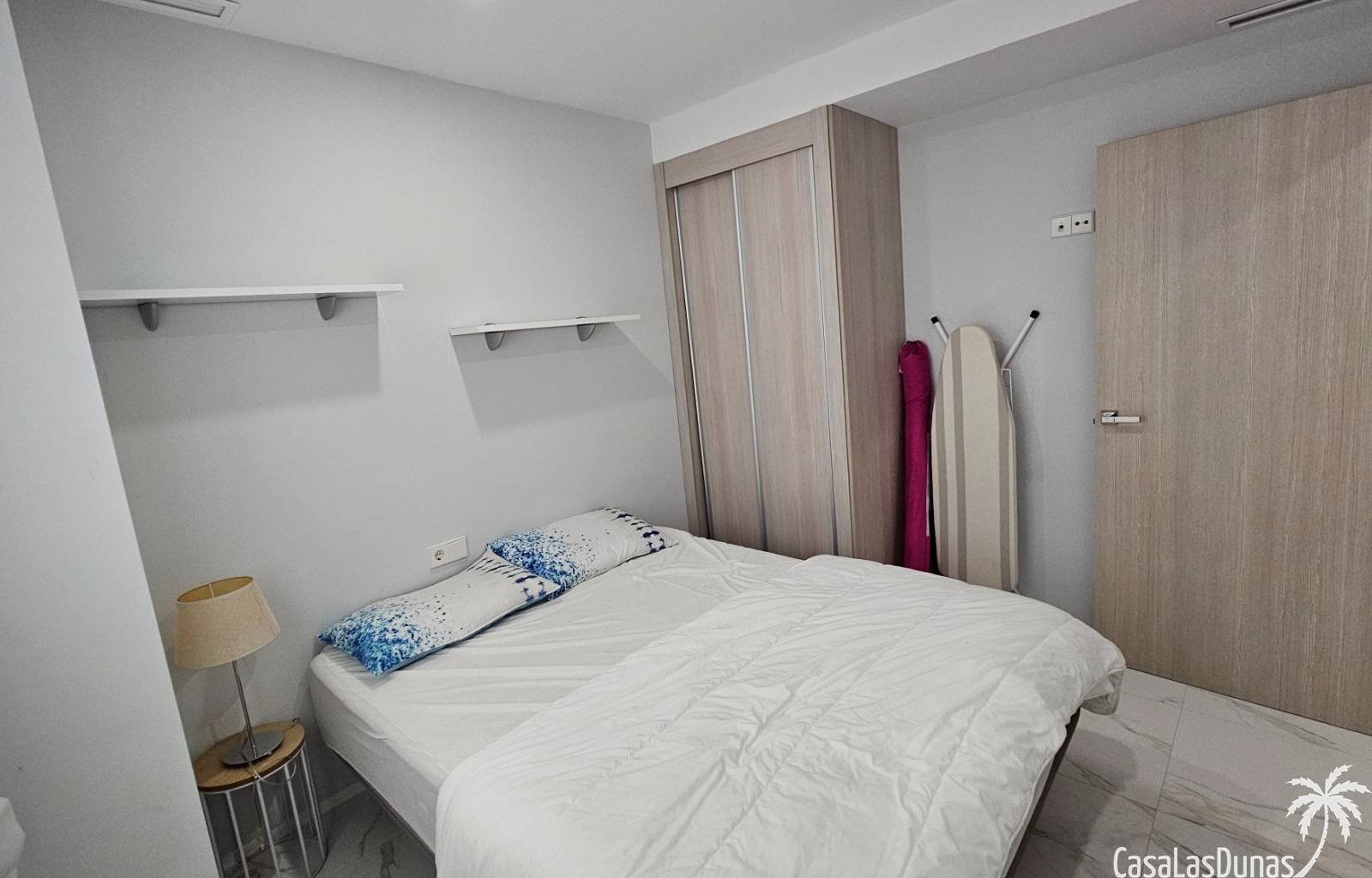  Nur wenige Schritte vom Strand El Pinet in La Marina entfernt erwartet Sie diese hervorragende, perfekt gepflegte Erdgeschosswohnung in einer erst 8 