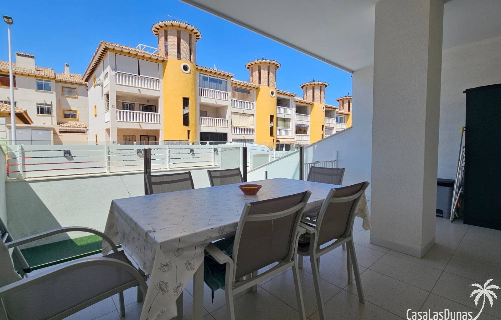  Nur wenige Schritte vom Strand El Pinet in La Marina entfernt erwartet Sie diese hervorragende, perfekt gepflegte Erdgeschosswohnung in einer erst 8 