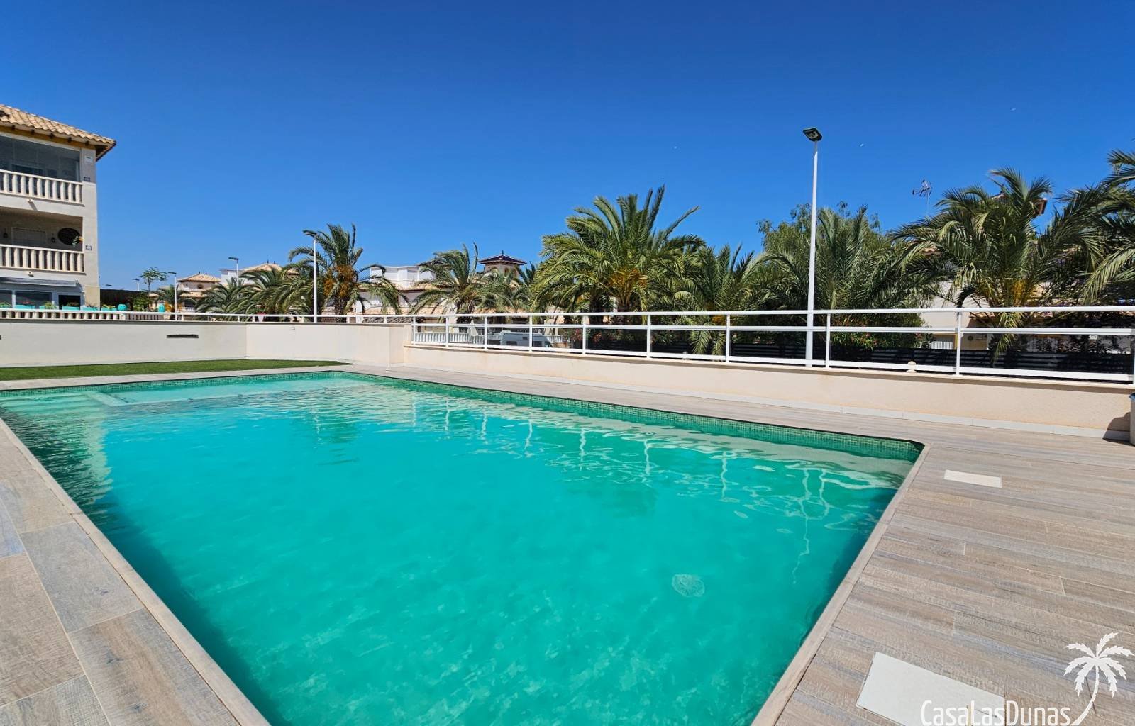  Nur wenige Schritte vom Strand El Pinet in La Marina entfernt erwartet Sie diese hervorragende, perfekt gepflegte Erdgeschosswohnung in einer erst 8 