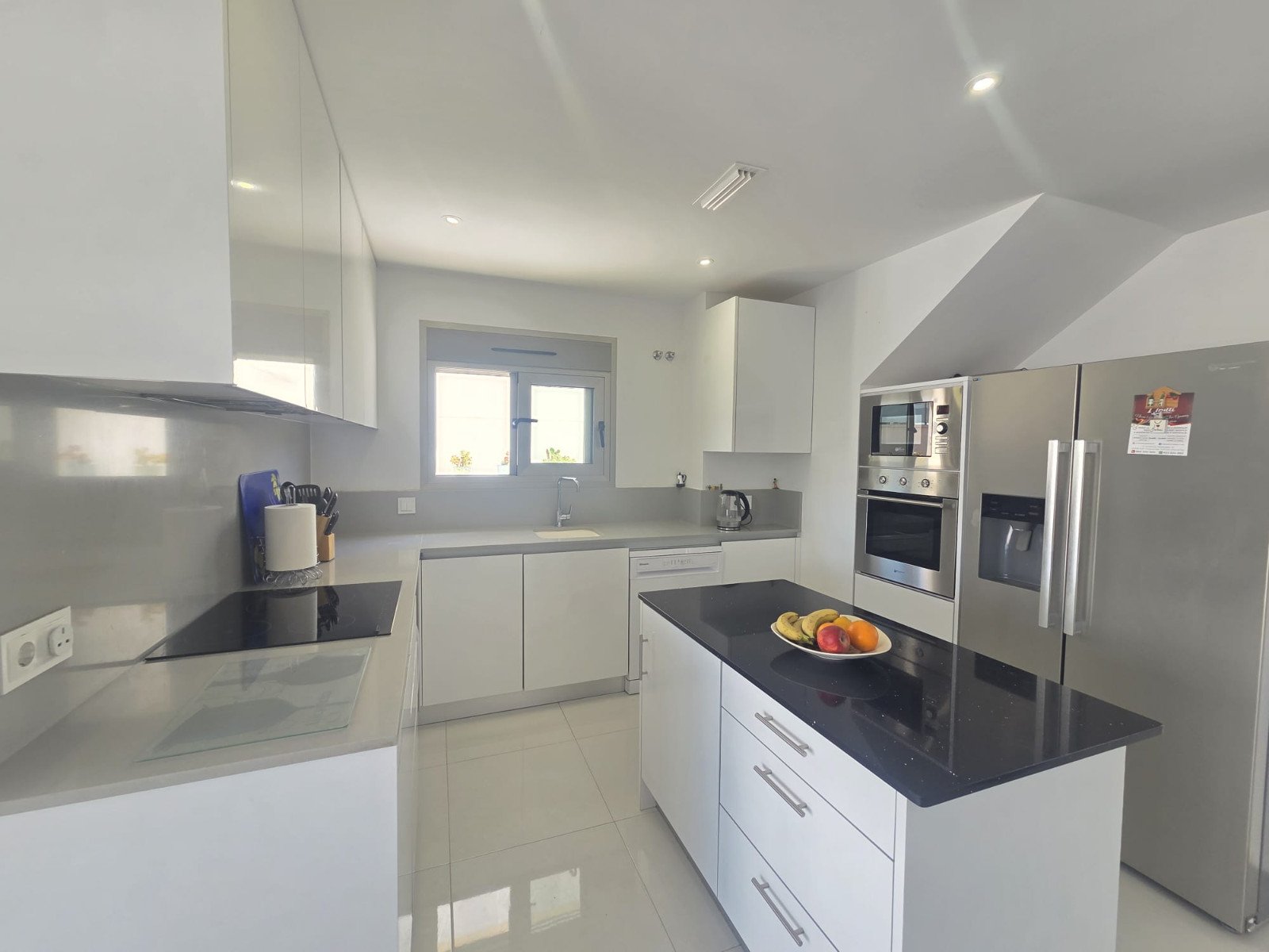 Exklusive, bezugsfertige, moderne und stilvolle, freistehende Luxusvilla mit 3 Schlafzimmern und 3 Bädern en suite. Voll möbliert in ruhiger Lage in