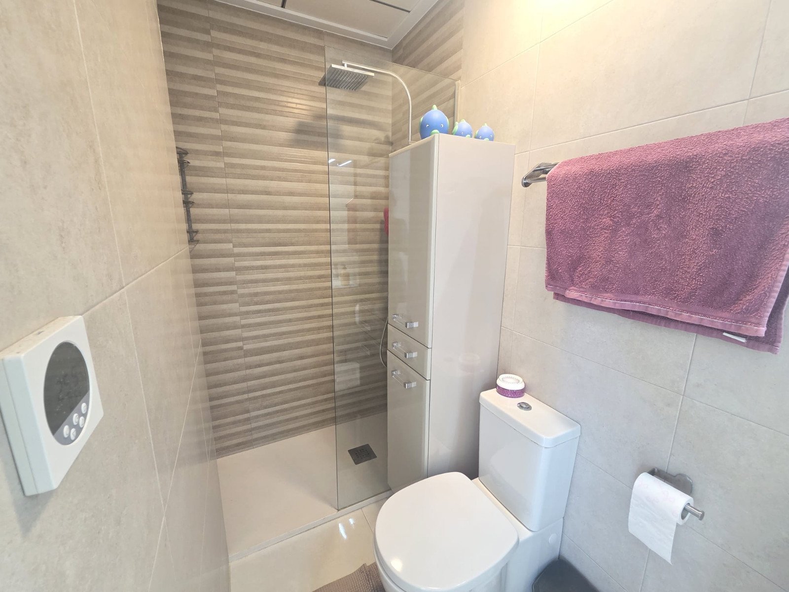 Exklusive, bezugsfertige, moderne und stilvolle, freistehende Luxusvilla mit 3 Schlafzimmern und 3 Bädern en suite. Voll möbliert in ruhiger Lage in