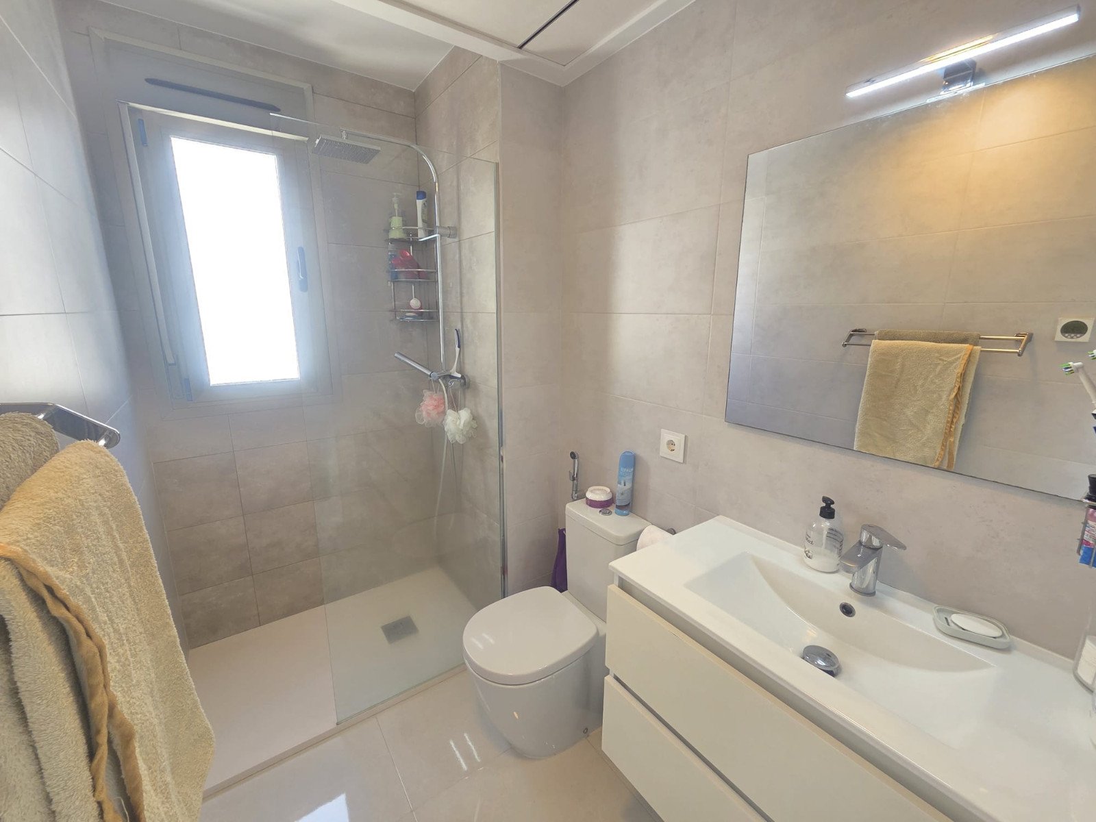 Exklusive, bezugsfertige, moderne und stilvolle, freistehende Luxusvilla mit 3 Schlafzimmern und 3 Bädern en suite. Voll möbliert in ruhiger Lage in
