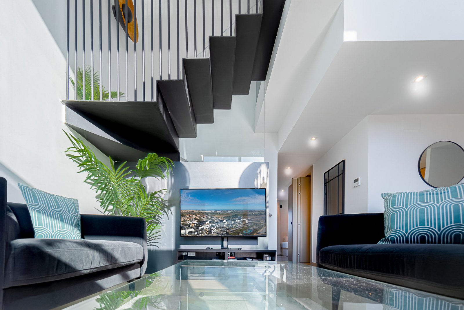 Dieses außergewöhnliche Duplex-Penthouse im exklusiven Muna Spa & Resort in Los Dolses bietet eine seltene Kombination aus Luxus, Großzügigkeit u